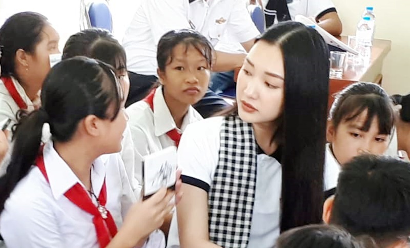 Nàng thơ xứ Huế Ngọc Trân trò truyện cùng với em học sinh.