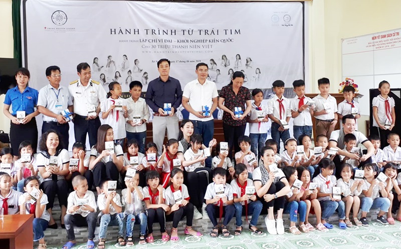 Tham gia chụp ảnh cùng các em học sinh và cán bộ, giáo viên xã đảo Ngọc Vừng (Vân Đồn)