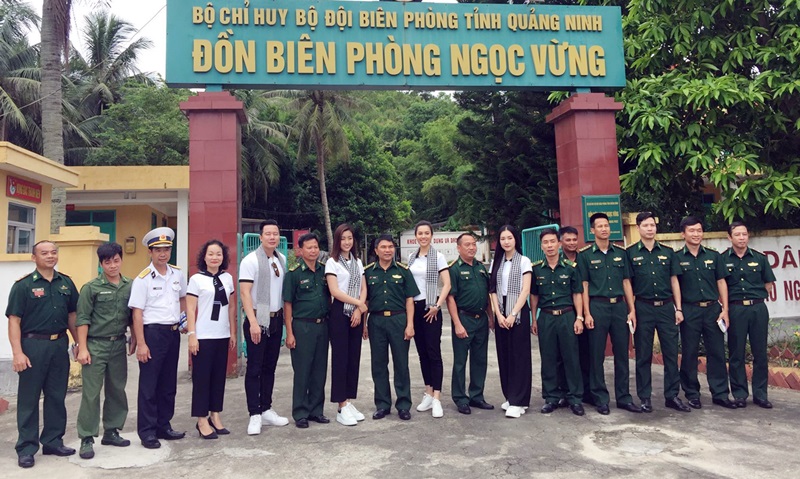 Các người đẹp tham gia giao lưu chụp ảnh cùng cán bộ, chiến sĩ Đồn Biên phòng Ngọc Vừng.