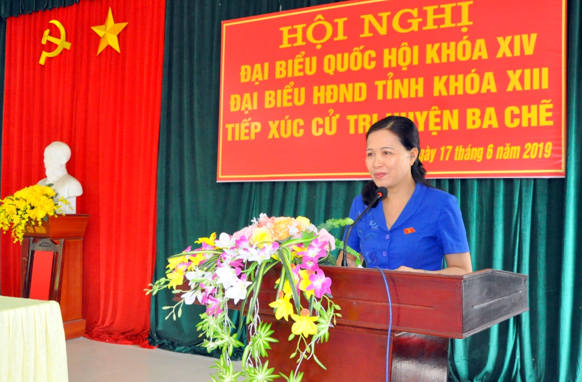 Trưởng Đoàn ĐBQH tỉnh Đỗ Thị Lan thông tin nhanh tới cử tri huyện Ba Chẽ nội dung chính của kỳ họp thứ 7, Quốc hội khóa XIV.