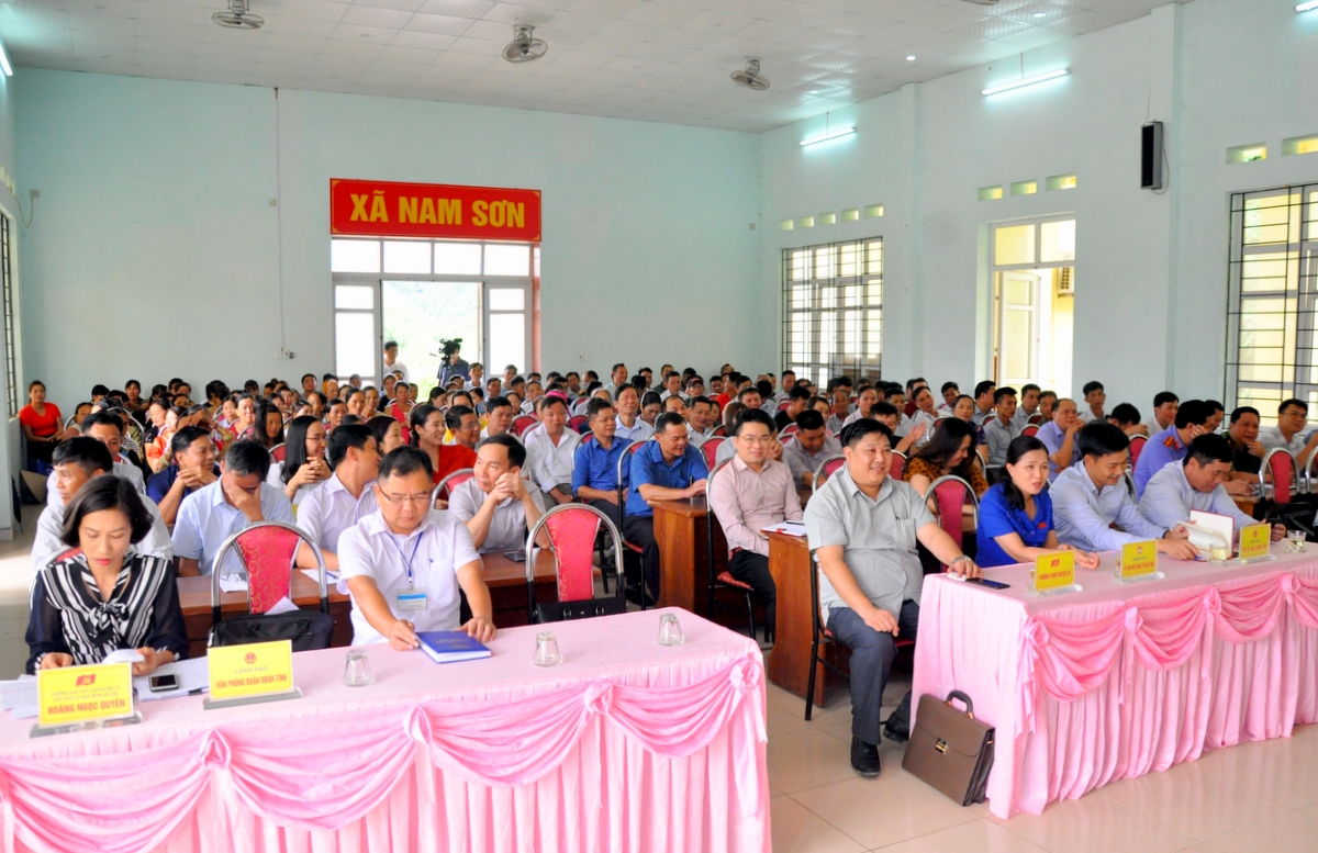 Quang cảnh buổi tiếp xúc cử tri tại huyện Ba Chẽ.