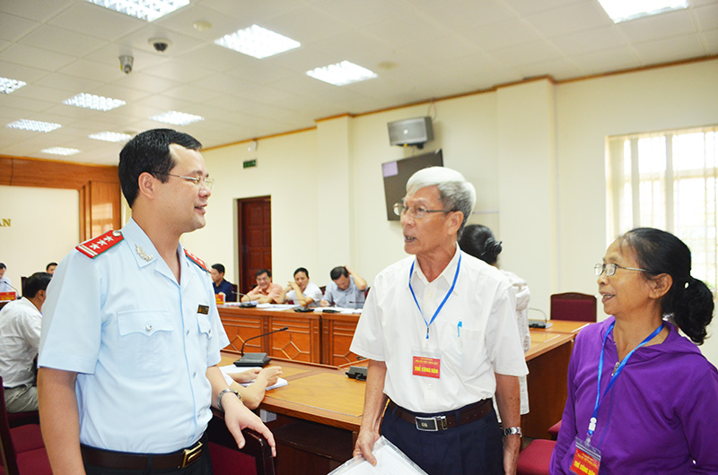 Lãnh đạo Thanh tra tỉnh trò chuyện với các hộ dân. 