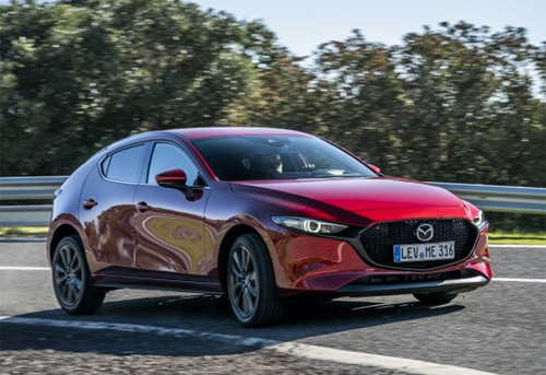 Mazda3 thế hệ mới thừa hưởng nhiều nét thiết kế từ mẫu Kai Concept, với đèn pha mảnh và kéo dài sắc sảo hay kiểu đèn hậu chìm vào trong.