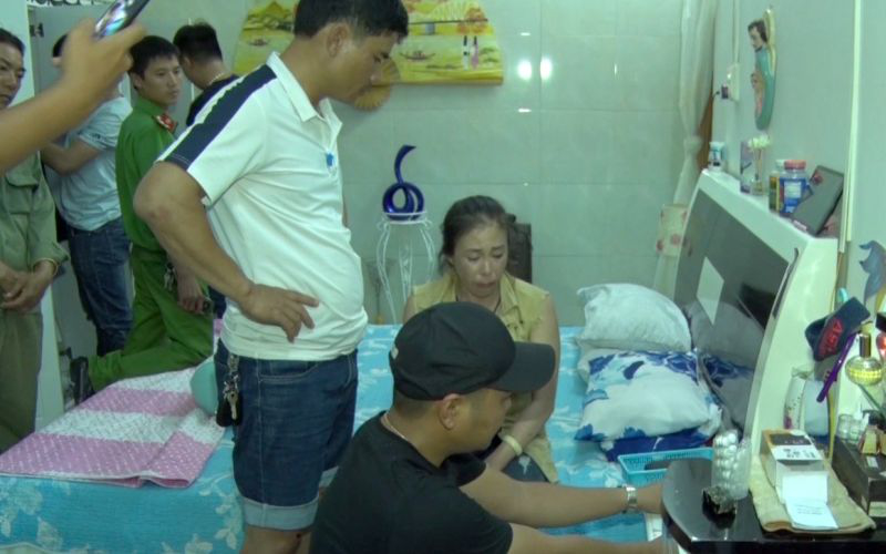  Lực lượng chức năng khám xét tại hiện trường.