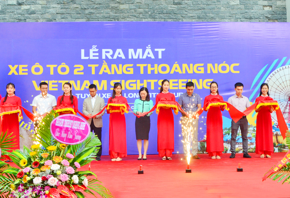 Các đại biểu cắt băng khai trương tuyến xe buýt 2 tầng phục vụ khách du lịch.