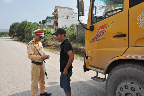 Cán bộ Đội CSGT Công an huyện Hoành Bồ kiểm tra phương tiện lưu thông trên địa bàn