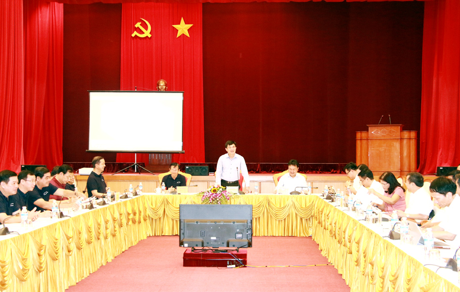 Đồng chí Ngô Hoàng Ngân, Phó Bí thư Tỉnh ủy, phát biểu tại buổi làm việc.