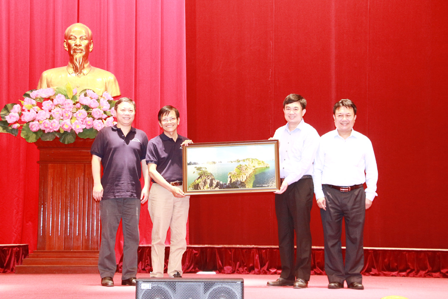 Tỉnh Quảng Ninh tặng quà lưu niệm cho Đoàn công tác Thành ủy Hồ Chí Minh