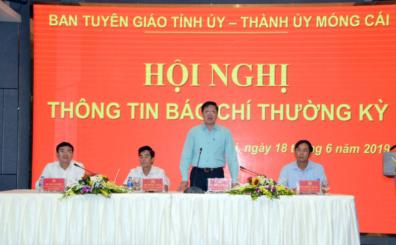 lãnh đạo Ban Tuyên giáo Tỉnh ủy phát biểu tại hội nghị.