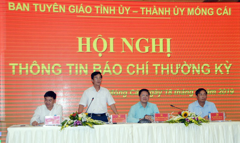 Lãnh đạo TP Móng Cái trao đổi với các cơ quan báo chí.