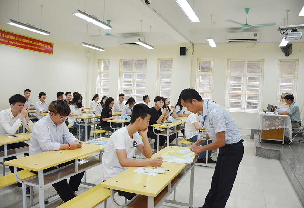 Giám thị phòng thi kiểm tra 