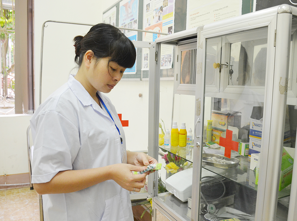 Nhân viên y tế tại điểm thi THPT Hòn Gai chuẩn bị 
