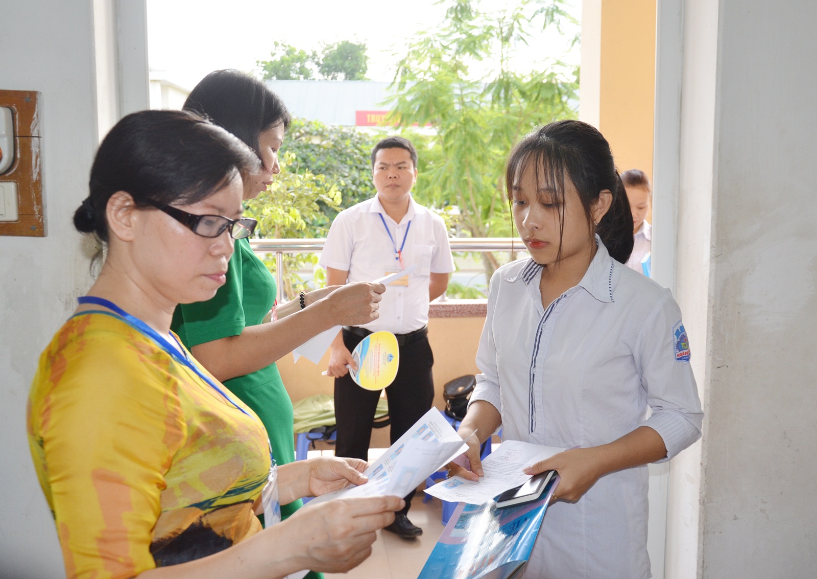 Thí sinh điểm THPT Hoành Bồ được gọi vào phòng thi.