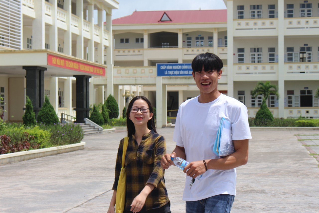 Thí sinh vui vẻ kết thúc môn thi tổ hợp khoa học xã hội điểm thi THPT Đầm Hà (huyện Đầm Hà).