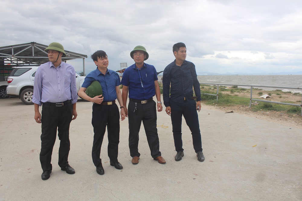 Đồng chí Phạm Xuân Đài – Chủ tịch UBND huyện Hải Hà kiểm tra công tác phòng chống bão số 02 tại xã Quảng Điền.