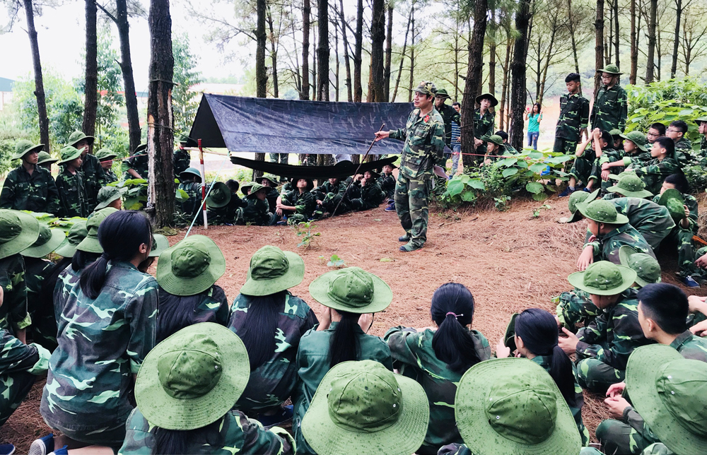Trung đoàn 244 và Trường Quân sự tỉnh (phường Nam Khê, TP Uông Bí), Bộ CHQS tỉnh phối hợp với Tỉnh Đoàn, Sở Giáo dục và Đào tạo tổ chức chương trình 