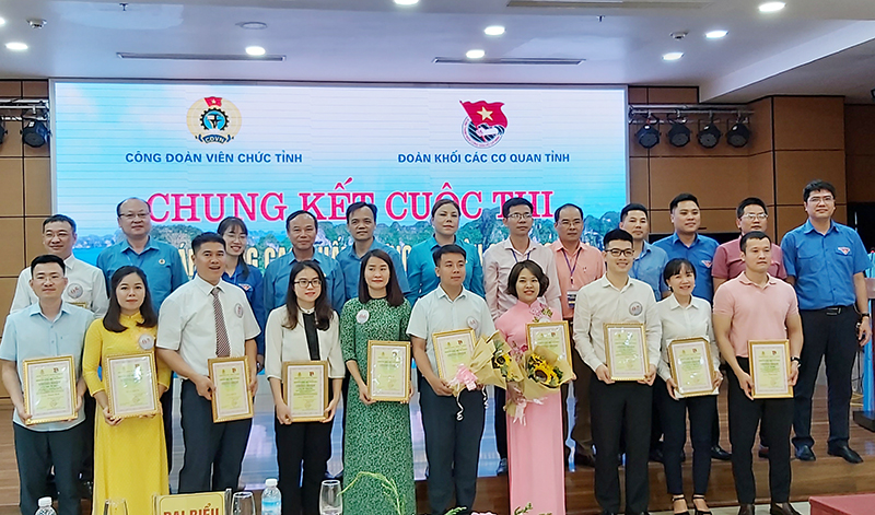 Ban tổ chức chụp ảnh lưu niệm cùng các thí sinh tham gia cuộc thi.
