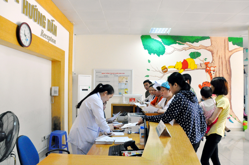 .Đón tiếp, khám chữa bệnh BHYT cho bệnh nhân tại Bệnh viện Sản nhi. Ảnh: Hoàng Nhi