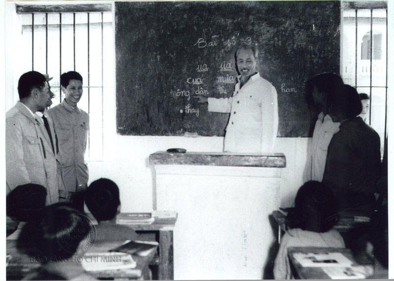 Chủ tịch Hồ Chí Minh thăm một lớp học Trường Tiểu học - Trung học Hoa Văn (Móng Cái), ngày 19/02/1960. Nguồn: Bảo tàng Hồ Chí Minh