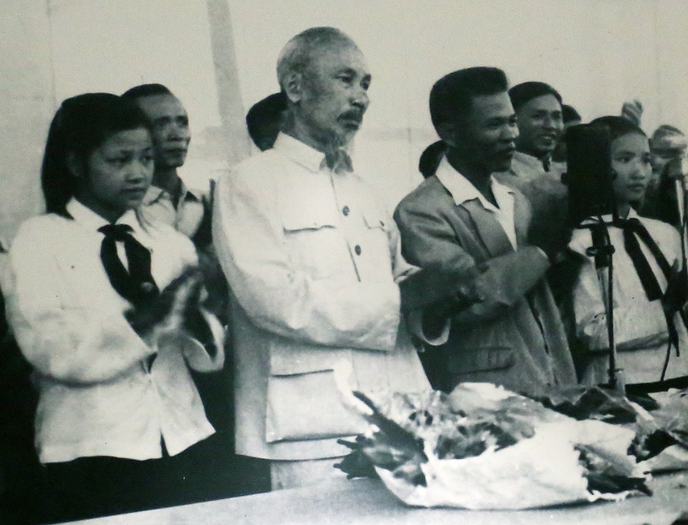 Chủ tịch Hồ Chí Minh nói chuyện với cán bộ, nhân dân khu Hồng Quảng tại sân vận động Hòn Gai, ngày 4/10/1957.