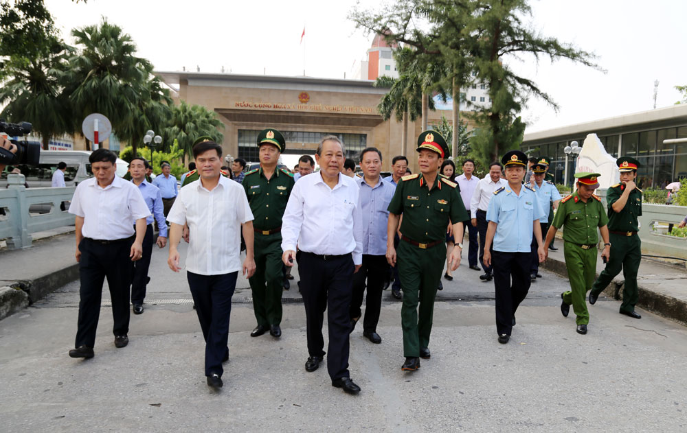 Đồng chí Phó Thủ tướng Thường trực Chính phủ thăm Cầu Bắc Luân I.