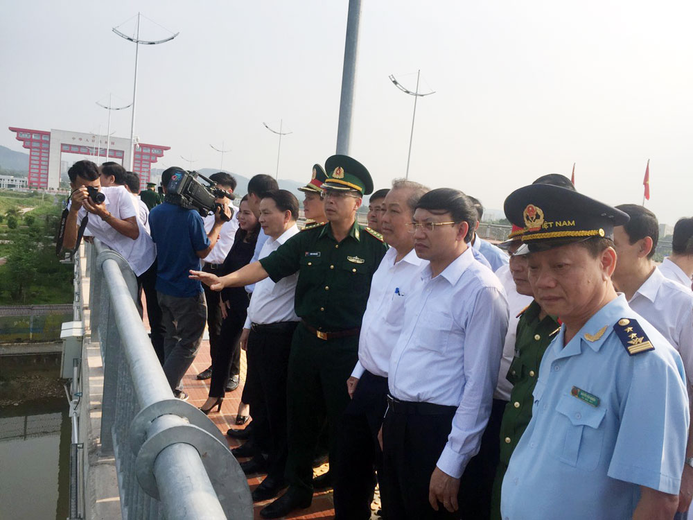...và làm việc với ngành chức năng về hoạt động XNK qua Cầu Bắc Luân II.
