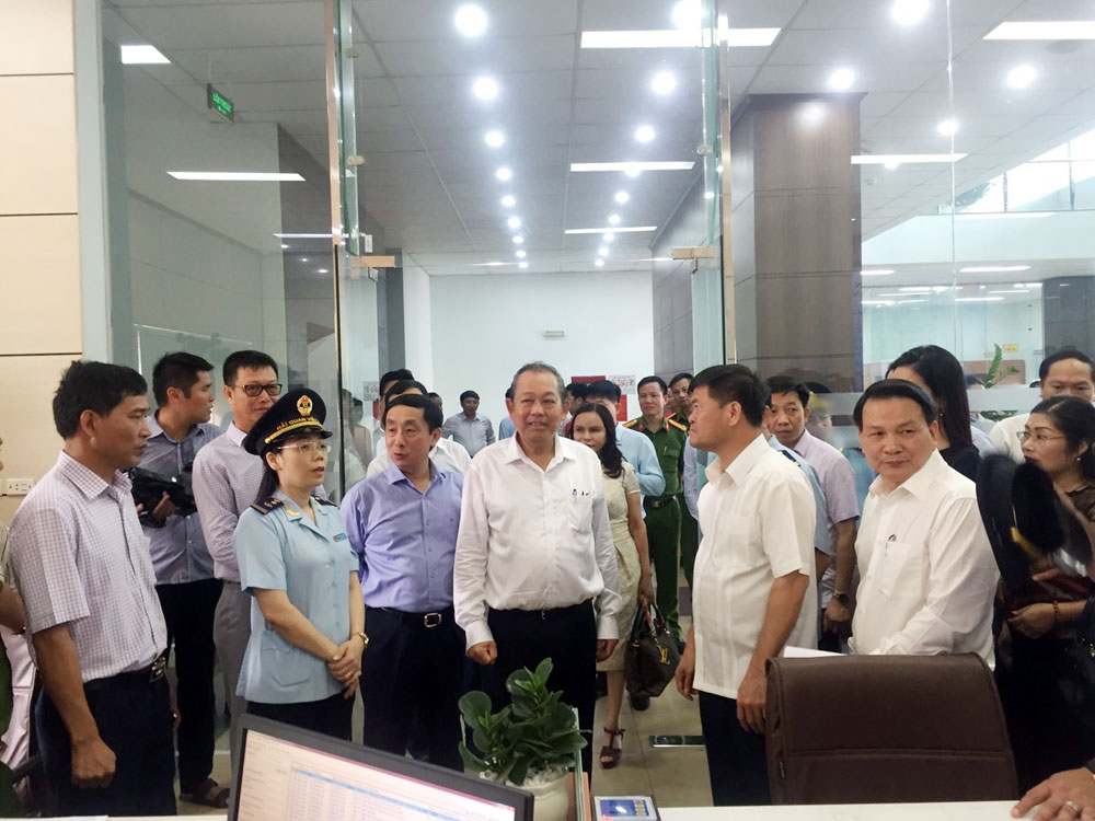 Đồng chí Phó thử tướng Thường trực Chính phủ Trương Hòa Bình kiểm tra, làm việc với Chi cục Hải quan Cửa khẩu Móng Cái.