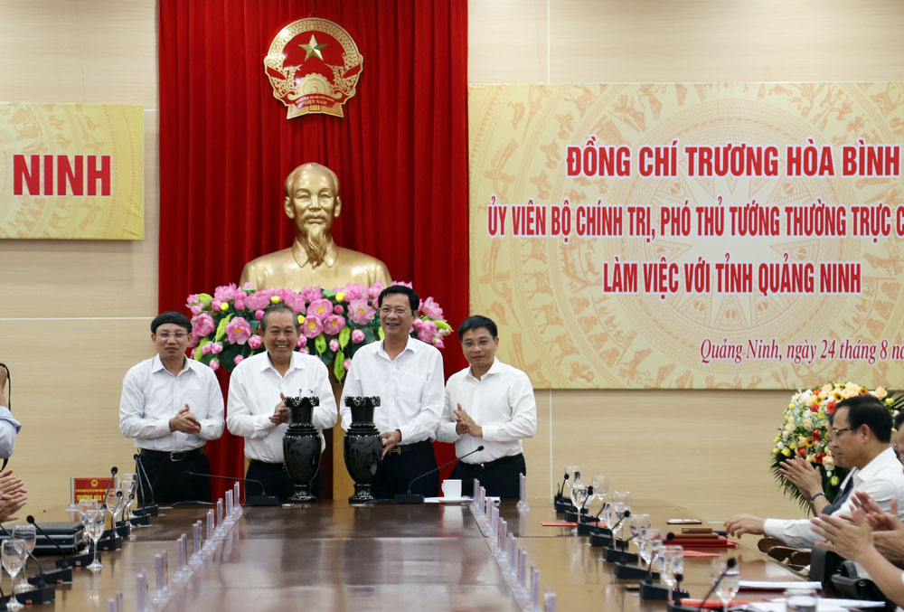 Lãnh đạo tỉnh tặng quà lưu niệm cho đồng chí Phó Thủ tướng Thường trực Trương Hòa Bình.