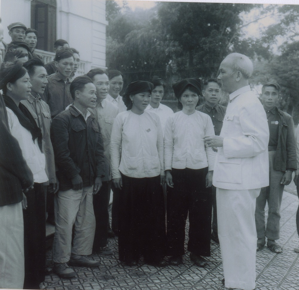 Chủ tịch Hồ Chí Minh nói chuyện với đại diện các gia đình có công với cách mạng trong kháng chiến chống Pháp của tỉnh Hải Ninh, ngày 19/2/1960.
