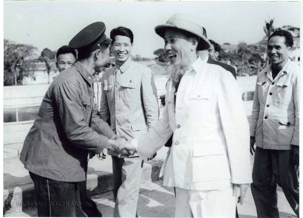 Chủ tịch Hồ Chí Minh chụp ảnh lưu niệm với các đại biểu dân tộc thiểu số tỉnh Hải Ninh, ngày 20/2/1960.