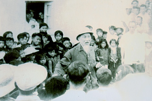 Chủ tịch Hồ Chí Minh chia kẹo cho thiếu nhi Ngọc Vừng trong dịp Người tới thăm đảo, ngày 13/11/1962.