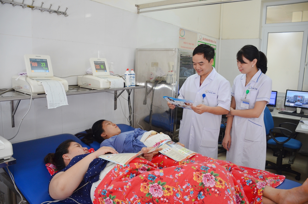Các y bác sĩ tư vấn cho người bệnh các phương pháp điều trị