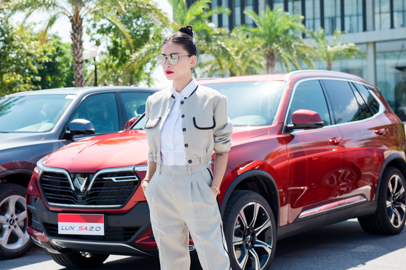 Ngô Thanh Vân khoe dáng bên dàn xe VinFast sang trọng và đẳng cấp.