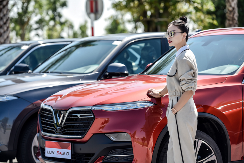 Ngô Thanh Vân khoe dáng bên dàn xe VinFast sang trọng và đẳng cấp.