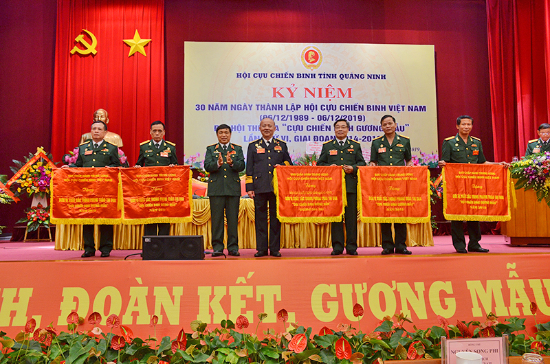 Lãnh đạo Hội CCB Việt Nam tặng cờ thi đua, bằng khen cho các tập thể, cá nhân có thành tích xuất sắc.