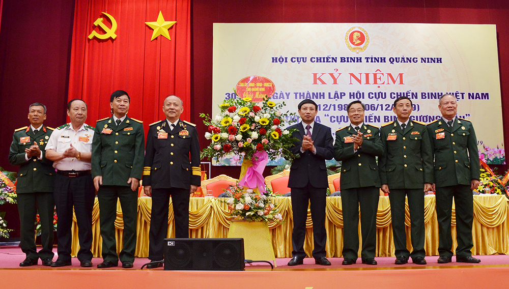 Lãnh đạo Hội CCB Việt Nam và tỉnh Quảng Ninh tặng hoa chúc mừng Đại hội.