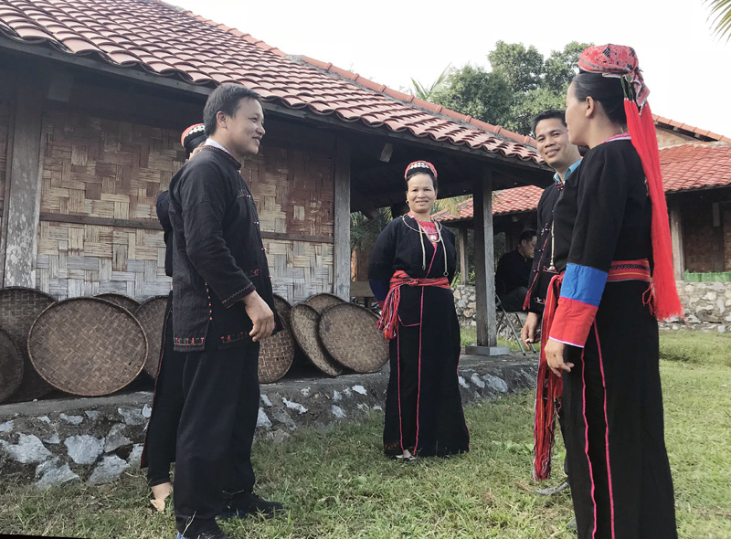 Đồng chí Lý Văn Thắng (ngoài cùng, bên trái), Bí thư Chi bộ kiêm Trưởng thôn 1, xã Bằng Cả, huyện Hoành Bồ, trao đổi cùng bà con trong thôn