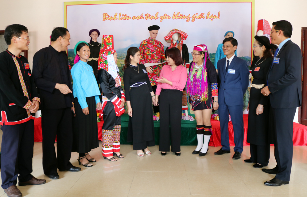 Công tác chăm lo đời sống vật chất, tinh thần cho đồng bào DTTS luôn được tỉnh Quảng Ninh quan tâm - Trong ảnh: Đồng chí Vũ Thị Thu Thủy, Phó Chủ tịch UBND tỉnh trò chuyện với các đại biểu DTTS huyện Bình Liêu.