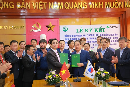 Huyện Hoành Bồ ký kết bản ghi nhớ hợp tác trong lĩnh vực nông nghiệp với huyện DamYang, Hàn Quốc. (Ảnh: Trung tâm Truyền thông Văn hóa huyện).