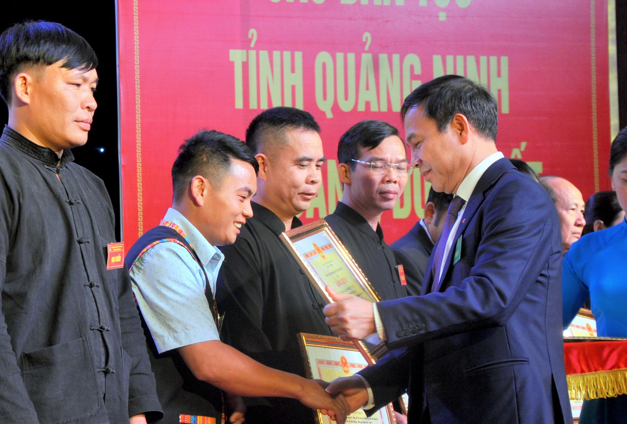 Các tập thể, cá nhân có thành tích xuất sắc trong thực hiện nhiệm vụ 
