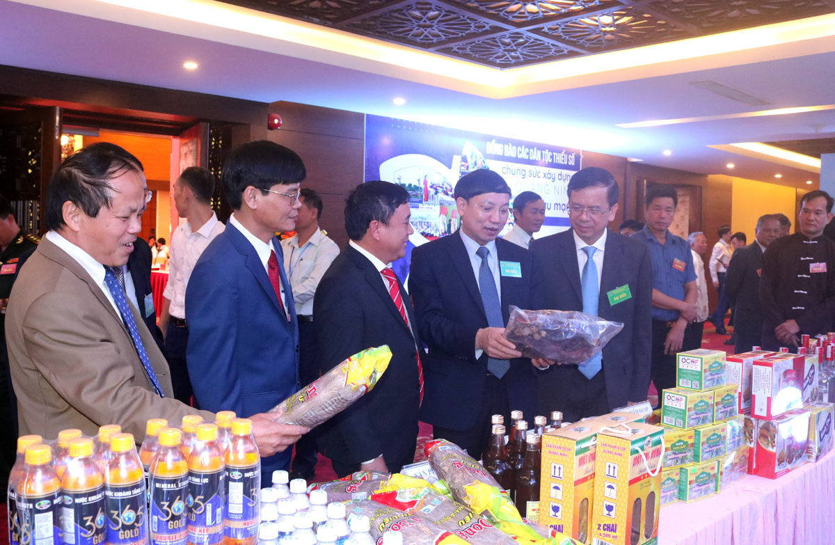 Các đại biểu tham quan các sản phẩm OCOP được trưng bày tại Đại hội.
