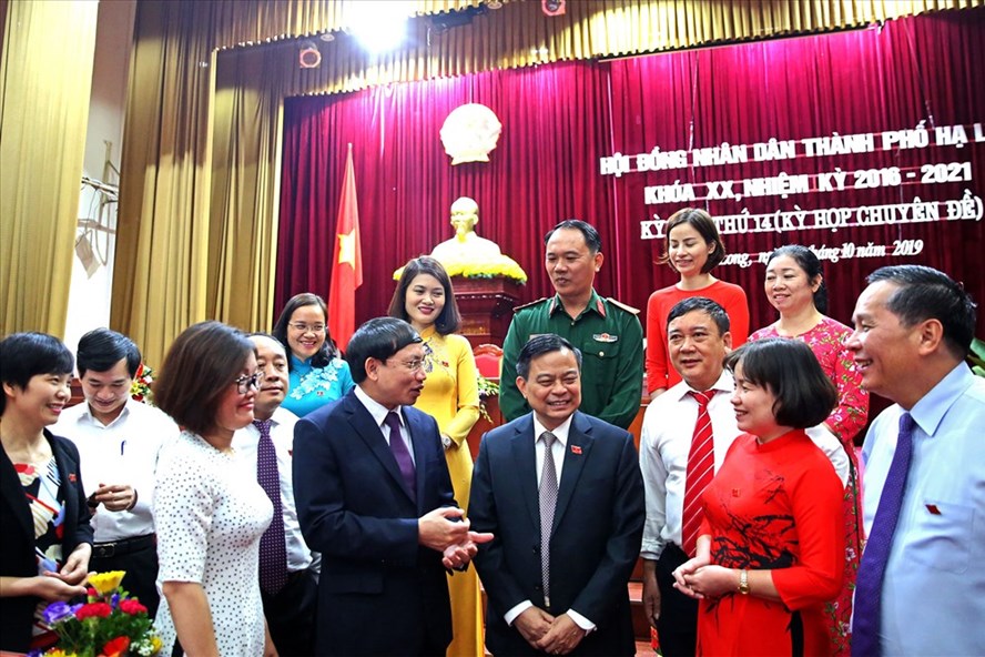 Bí thư tỉnh ủy Nguyễn Xuân Ký trò chuyện với các đại biểu HĐND TP.Hạ Long