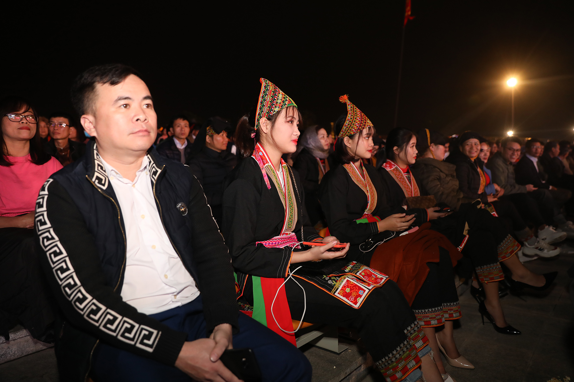 Đông đảo người dân, du khách đến tham dự chương trình
