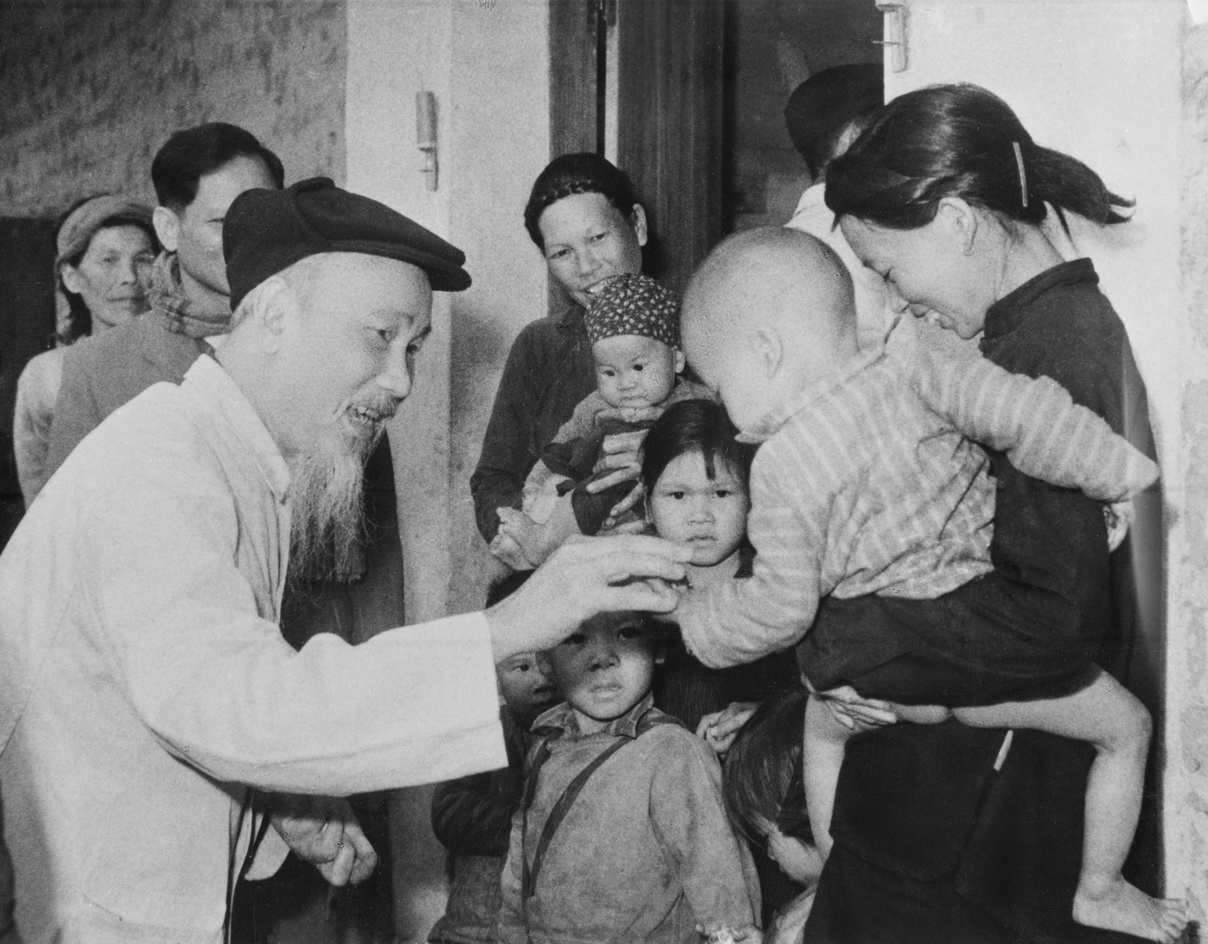  Chủ tịch Hồ Chí Minh thăm, chúc tết một số gia đình tại thôn Khe Cát, xã Minh Thành, Yên Hưng, ngày 1 tết Ất Tỵ 1965. Ảnh: TTXVN