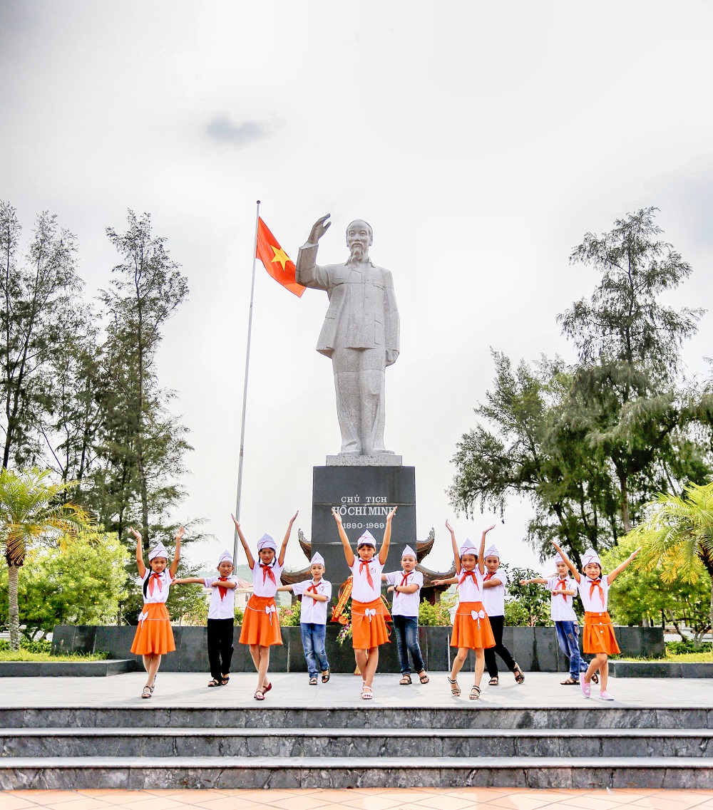 Tượng Bác Hồ ở Cô Tô. Ảnh: Hùng Sơn                                                    
