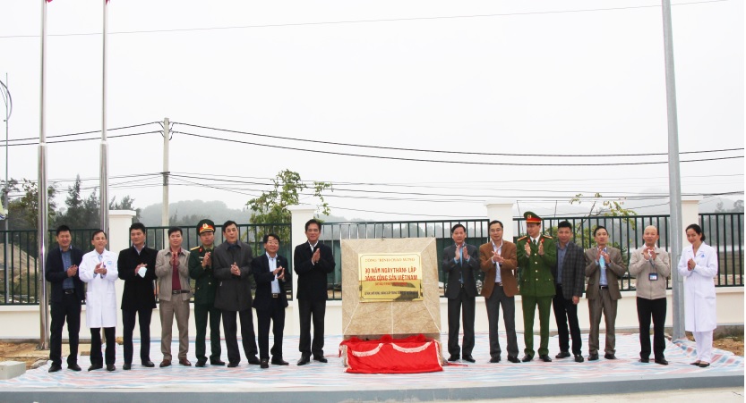 Các đại biểu gắn biển công trình chào mừng kỷ niệm 90 năm thành lập Đảng CSVN.