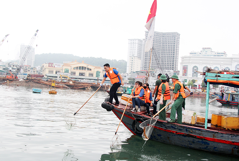 Đoàn viên, thanh niên, cán bộ, chiến sĩ biên phòng vớt rác ven bờ biển tại Chiến dịch 