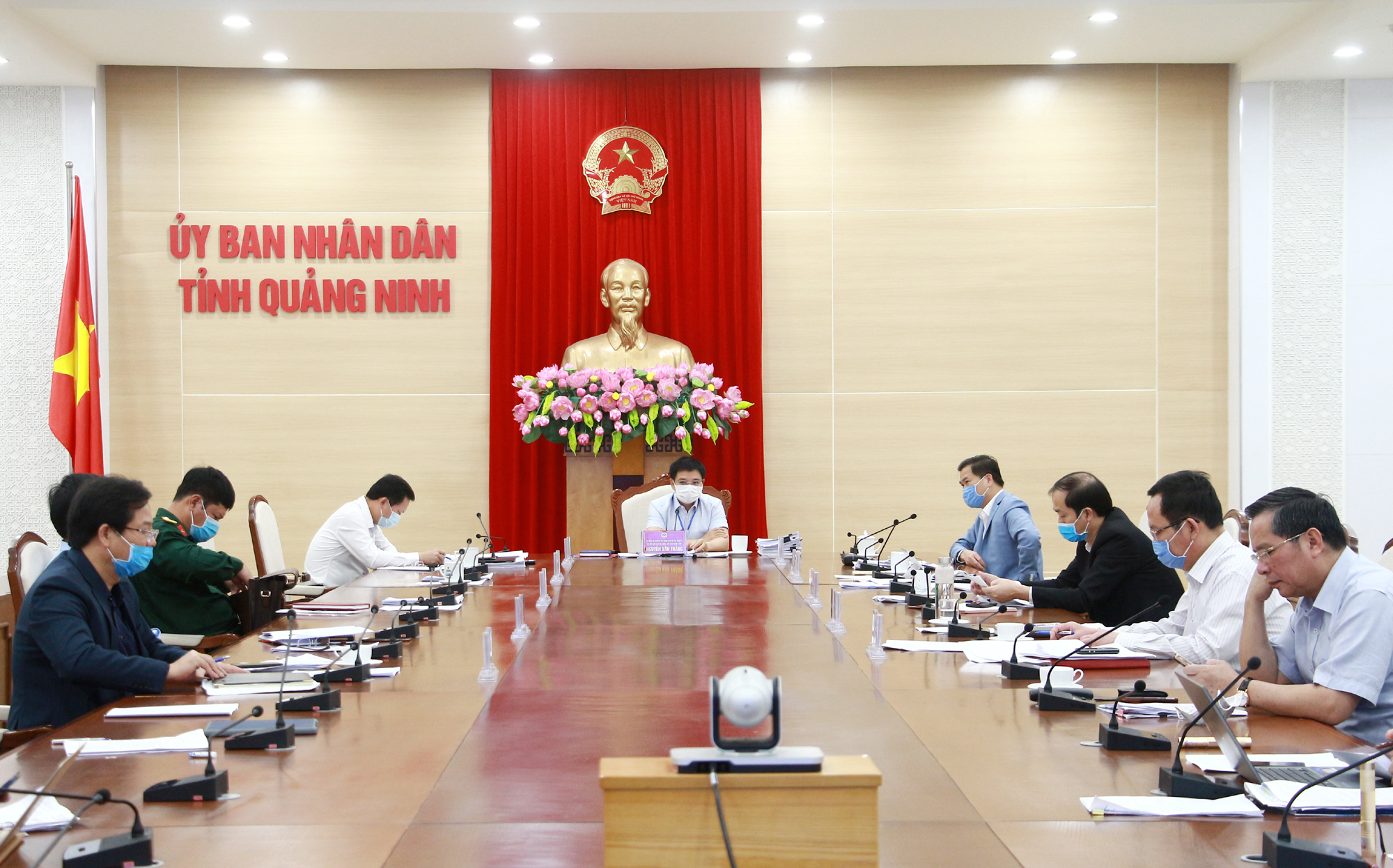 Quang cảnh cuộc họp.