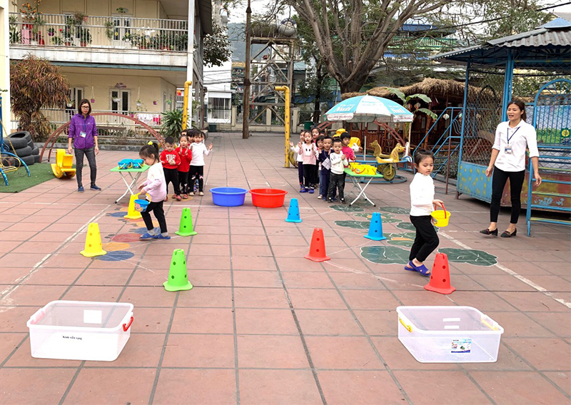 Các cô giáo Trường Mầm non Hoa Hồng, TP Cẩm Phả, hướng dẫn trẻ thực hành các hoạt động ngoài trời. Ảnh: Hạ An