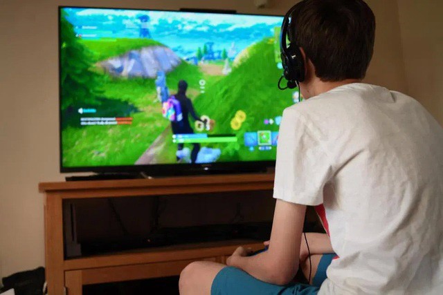 Nhiều người ở nhà chơi game trực tuyến để tránh dịch khiến mạng Internet trở nên quá tải (Ảnh minh họa)